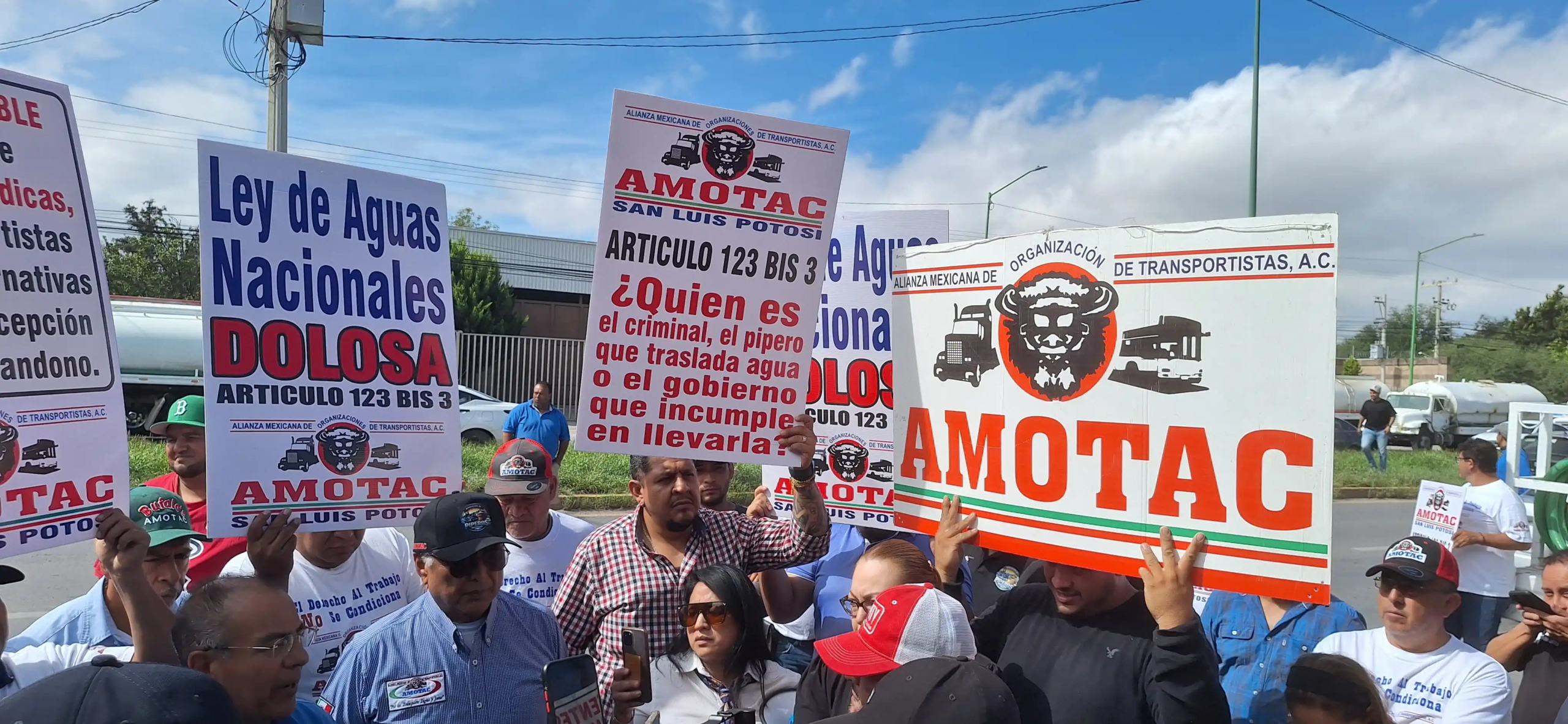 Transportistas potosinos se suman a protesta nacional por inseguridad en carreteras